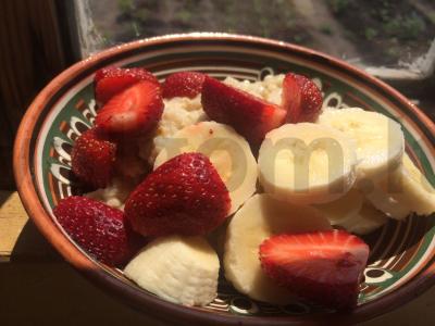 Avižinė košė su braškėmis ir bananais pagrindine nuotrauka