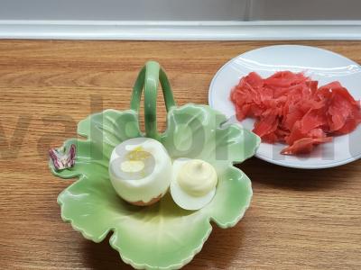 Minkštai virti kiaušiniai su marinuotais imbierais pagrindine nuotrauka