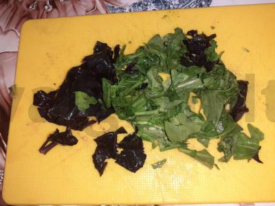 Daržovių salotas su baziliku, rukola ir marinuotais pievagrybiais Žingsnis 2