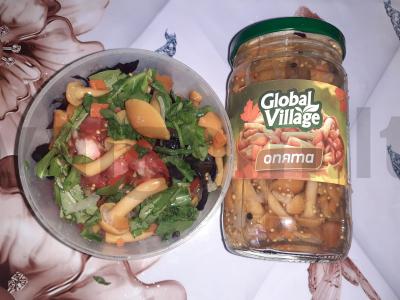 Daržovių salotas su baziliku, rukola ir marinuotais pievagrybiais pagrindine nuotrauka