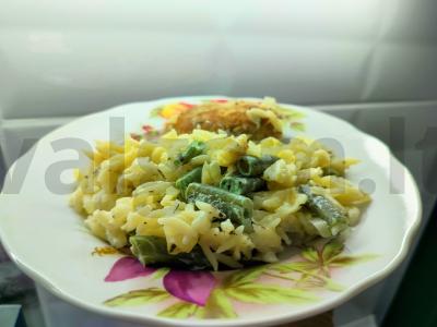 Orzo makaronai su žaliąja pupelių pagrindine nuotrauka