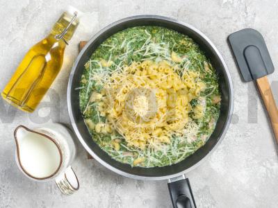 Makaronai su tunu, špinatais ir maasdamo sūriu Žingsnis 1