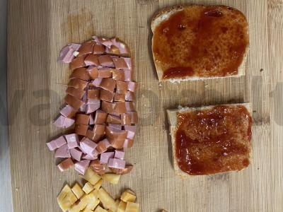 Karšti sumuštiniai su dešra, sūriu ir pomidorų padažu Žingsnis 1