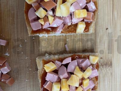 Karšti sumuštiniai su dešra, sūriu ir pomidorų padažu Žingsnis 2