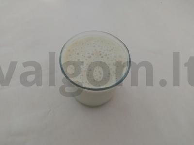 Kefyro gėrimas su matcha arbata ir zefyrais pagrindine nuotrauka