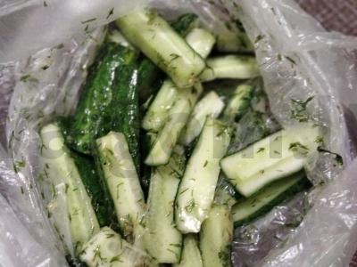 Marinuoti agurkai maišelyje pagrindine nuotrauka