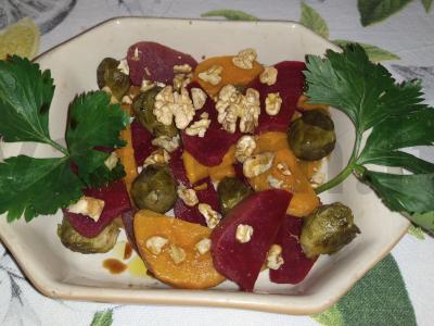 Salotos su batatu, burokėliais ir Briuselio kopūstais pagrindine nuotrauka