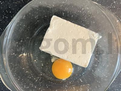 Švelnūs varškės sūreliai su manų kruopomis Žingsnis 1