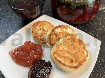 Švelnūs varškės sūreliai su manų kruopomis pagrindine nuotrauka