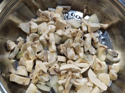 Troškinta kiauliena su grybais majonezo ir kečupo padaže Žingsnis 1