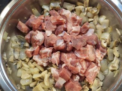 Troškinta kiauliena su grybais majonezo ir kečupo padaže Žingsnis 2