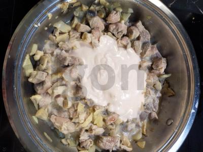 Troškinta kiauliena su grybais majonezo ir kečupo padaže Žingsnis 5