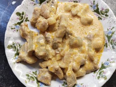 Troškinta kiauliena su grybais majonezo ir kečupo padaže pagrindine nuotrauka