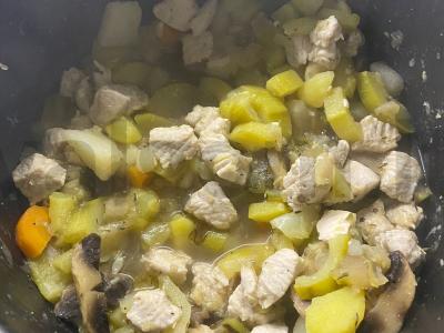 Mėsa su daržovėmis lėtoje viryklėje pagrindine nuotrauka