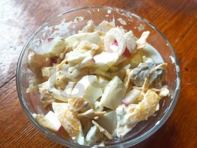 Kiaušinių ir traškučių salotos pagrindine nuotrauka