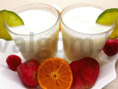 Originalus kokteilis su ananasų sultimis pagrindine nuotrauka