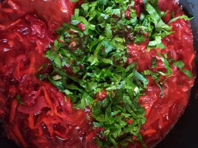 Borsčas su raudonąja burokėliais ir žolelėmis Žingsnis 3