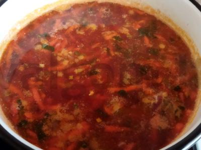 Borsčas su raudonąja burokėliais ir žolelėmis pagrindine nuotrauka