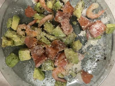 Krevetėmis ir lašiša pagaminta salotos pagrindine nuotrauka