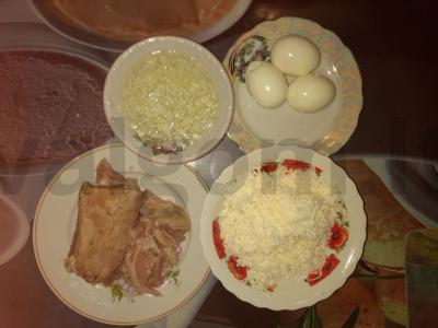 Sluoksniuotas salotas su mėsa ir sūriu Žingsnis 1