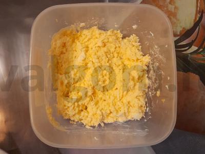 Sluoksniuotas salotas su mėsa ir sūriu Žingsnis 3