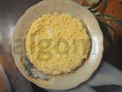 Sluoksniuotas salotas su mėsa ir sūriu Žingsnis 6