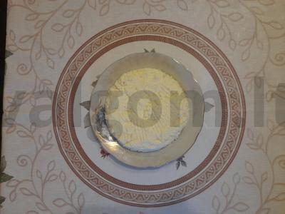 Sluoksniuotas salotas su mėsa ir sūriu pagrindine nuotrauka