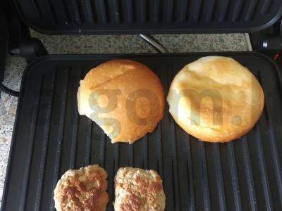 Namų burgeris su vištienos kotletu ir lydytu sūriu Žingsnis 2