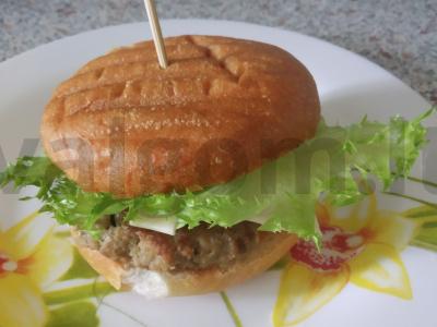 Namų burgeris su vištienos kotletu ir lydytu sūriu Žingsnis 3