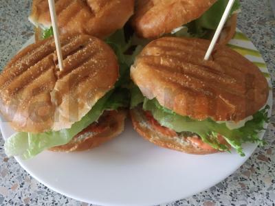 Namų burgeris su vištienos kotletu ir lydytu sūriu pagrindine nuotrauka