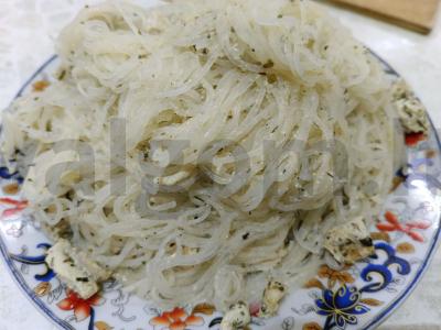 Funchosa su vištienos krūtinėle pagrindine nuotrauka