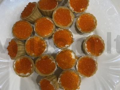 Krekeriai su ikrais ir sūriu pagrindine nuotrauka