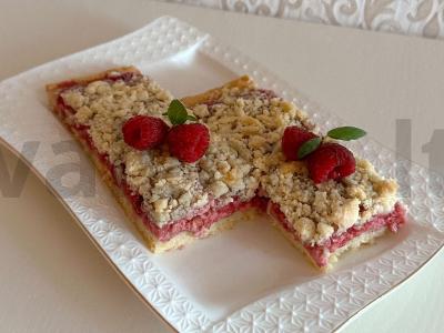 Varškės ir aviečių pyragas ant trapios tešlos pagrindine nuotrauka