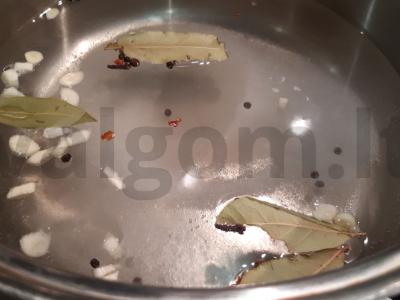 Marinuoti raudonviršiai su actu, prieskoniais ir česnaku Žingsnis 1