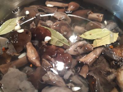 Marinuoti raudonviršiai su actu, prieskoniais ir česnaku Žingsnis 2