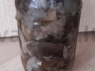 Marinuoti raudonviršiai su actu, prieskoniais ir česnaku pagrindine nuotrauka