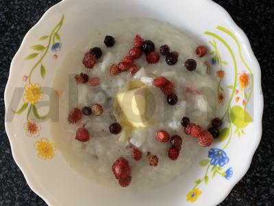 Pieninė ryžių košė su cukatais ir razinomis pagrindine nuotrauka