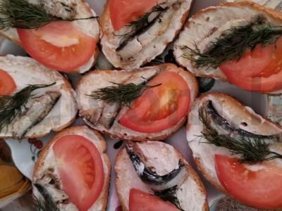 Sumuštiniai su šprotų konservais ant baltos duonos Žingsnis 3