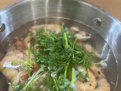 Krevetės su citrinos sultimis ir krapais Žingsnis 3