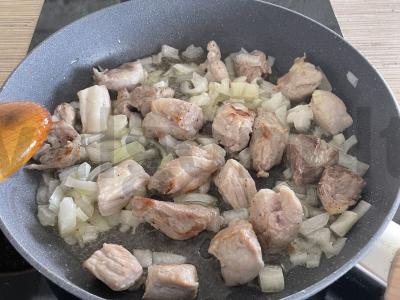 Kiauliena pomidorų padaže Žingsnis 2