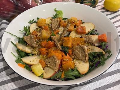 Šiltas traškus salotas su moliūgu ir obuoliais pagrindine nuotrauka