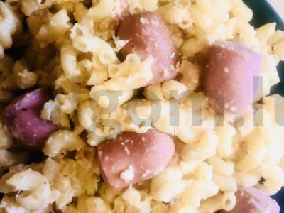 Makaronai pietums su sūrio įdaru ir dešrelėmis pagrindine nuotrauka