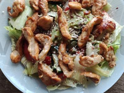 Šiltas vištienos salotas vakarienei pagrindine nuotrauka