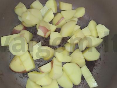 Troškinta kopūstai su cukinija ir troškiniu Žingsnis 2