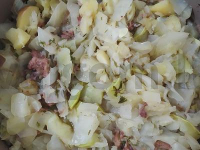 Troškinta kopūstai su cukinija ir troškiniu pagrindine nuotrauka