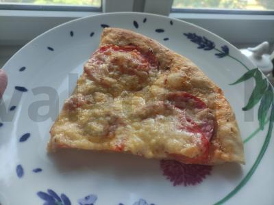 Namų pica su švelniu ir oro tešla pagrindine nuotrauka