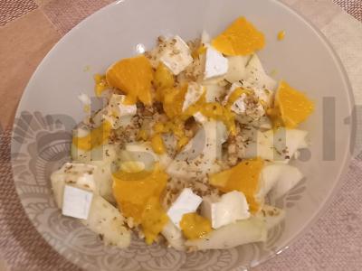 Rudens salotas su kriauše ir brie sūriu pagrindine nuotrauka