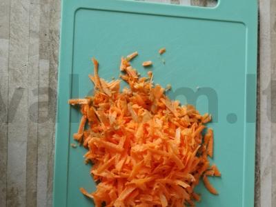 Salotas su pupelėmis, morkomis ir sausainiais Žingsnis 1