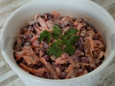 Salotas su pupelėmis, morkomis ir sausainiais pagrindine nuotrauka