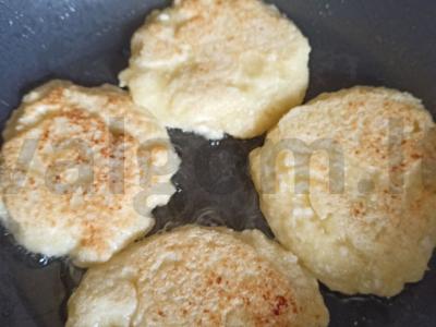 Sūrio blynai su mėgstamu uogiene Žingsnis 3